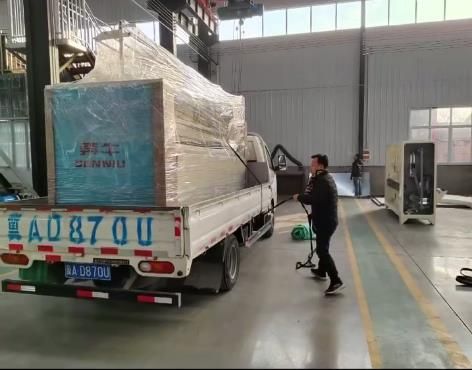 大棚棉被第四條生產(chǎn)線，三米棉被機(jī)到廠進(jìn)行安裝調(diào)試