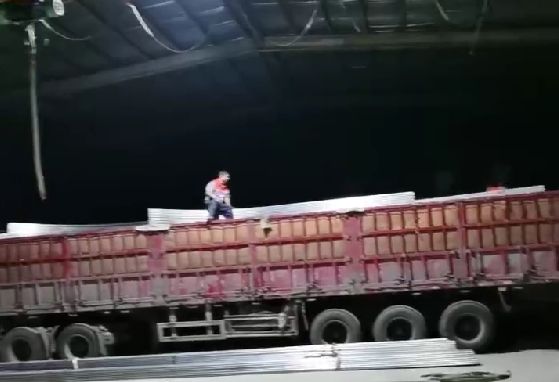 天黑了，發(fā)貨裝車(chē)依然加班進(jìn)行中，服務(wù)好更多的客戶(hù)